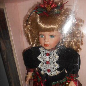 NIB COLLECTIBLE MEMORIES PORCELAIN CHRISTMAS DOLL "NOELLE" 16" w/ COA & STAND 🎄